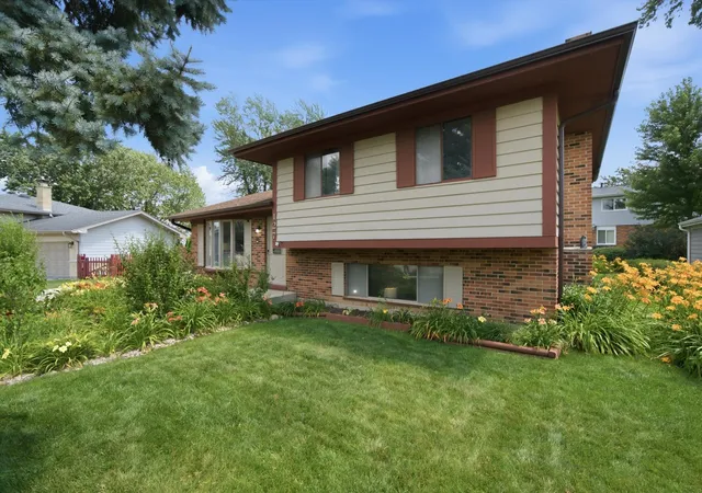 3rd image of 127 Barrett Ln, Schaumburg, IL 60193 | MLS# 12735440