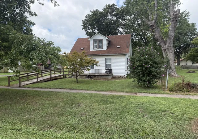 Photo 1 of Single family home for sale at 504 N Walnut St, Centralia, IL 62801 | MLS# 12735489 | Listing updated on 2026-08-23