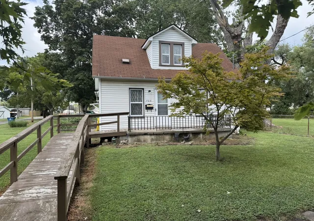 Photo 2 of Single family home for sale at 504 N Walnut St, Centralia, IL 62801 | MLS# 12735489 | Listing updated on 2026-08-23