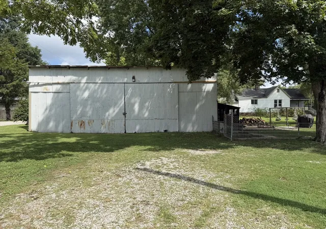Photo 2 of Single family home for sale at 504 N Walnut St, Centralia, IL 62801 | MLS# 12735489 | Listing updated on 2026-08-23