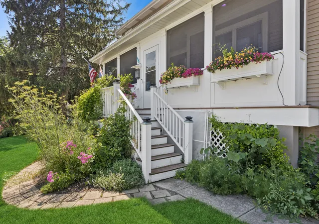 Photo 3 of Single family home for sale at 118 Waverly Rd, Barrington, IL 60010 | MLS# 12735525 | Listing updated on 2026-09-01