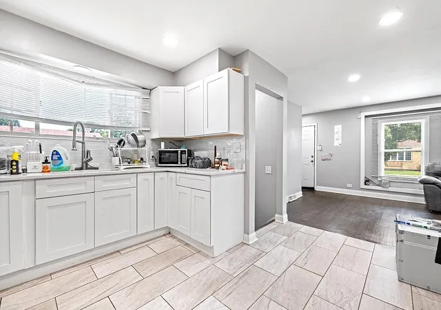 Photo 4 of Sale Pending at 4800 S Lavergne Ave, Chicago, IL 60638 | MLS# 12735545 | Listing updated on 2026-08-28