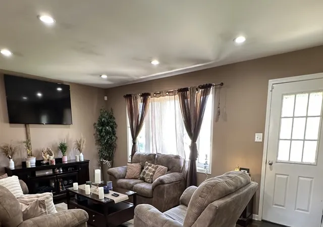 Photo 3 of Single family home for sale at 6908 Townsend Blvd, Plainfield, IL 60586 | MLS# 12735604 | Listing updated on 2026-09-03