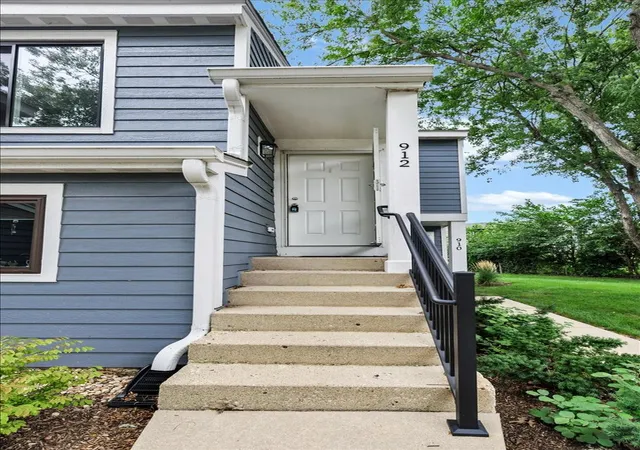 2nd image of 912 Manchester Cir, Schaumburg, IL 60193 | MLS# 12735629