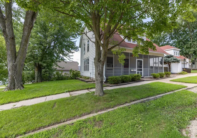 Photo 2 of Single family home for sale at 916 7th Street, Fulton, IL 61252 | MLS# 12735652 | Listing updated on 2026-10-09
