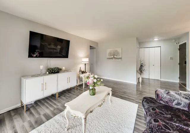 2nd image of 1264 Williamsburg Dr #D1, Schaumburg, IL 60193 | MLS# 12735798
