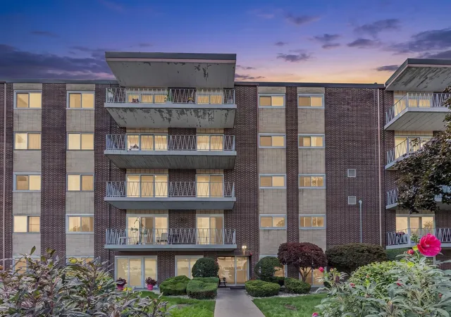 Condo for sale at 2900 Maple Ave #19E, Downers Grove, IL 60515 | MLS# 12735935