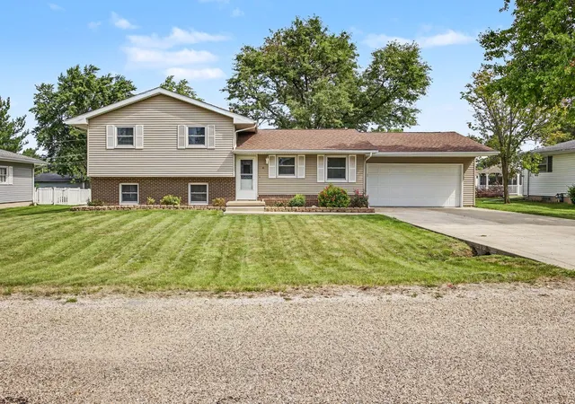 1st image of 10 Imperial Dr, Streator, IL 61364 | MLS# 12736096