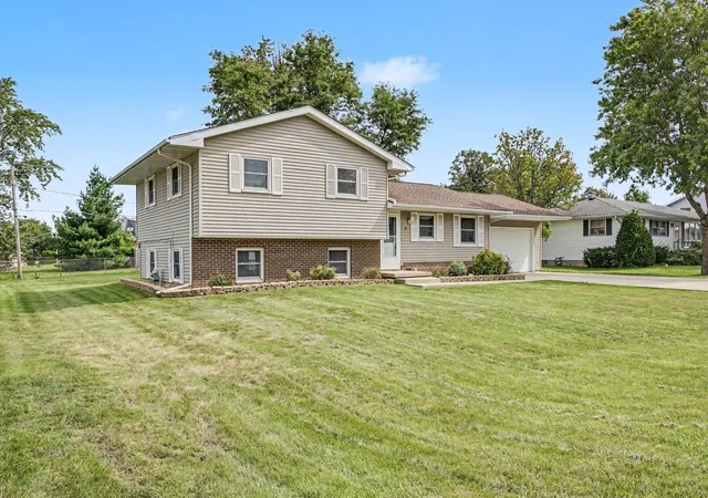 2nd image of 10 Imperial Dr, Streator, IL 61364 | MLS# 12736096