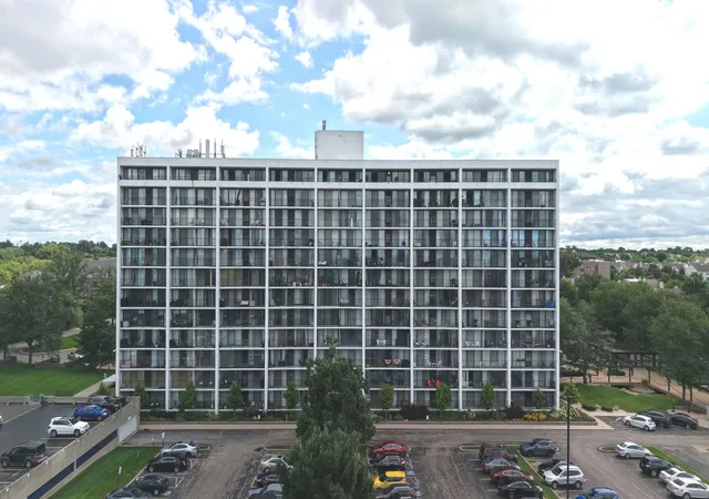 Listing Photo 2 - Condo for sale in building located at 2005 S Finley Rd, Lombard, IL 60148 - Unit #604