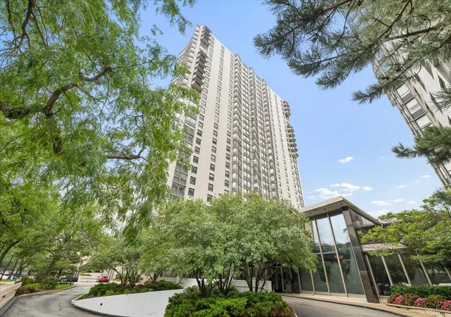 2nd image of 5701 N Sheridan Rd #12B, Chicago, IL 60660 | MLS# 12736194