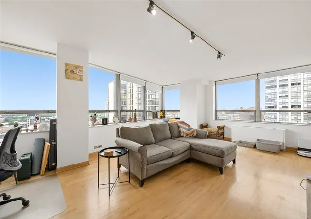 3rd image of 5701 N Sheridan Rd #12B, Chicago, IL 60660 | MLS# 12736194