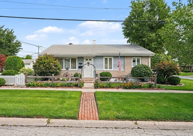 Photo 2 of Single family home for sale at 17156 Walter St, Lansing, IL 60438 | MLS# 12736287 | Listing updated on 2026-08-22