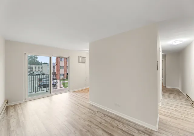 Listing Photo 4 - Condo for sale in building located at 9724 S Karlov Ave, Oak Lawn, IL 60453 - Unit #207