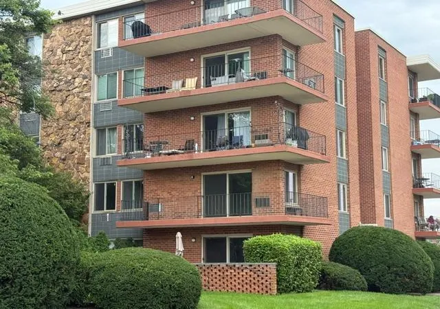 2nd image of 16 E Old Willow Rd #209S, Prospect Heights, IL 60070 | MLS# 12736400