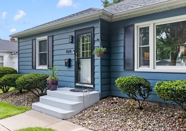 Photo 2 of Single family home for sale at 404 24th Avenue, East Moline, IL 61244 | MLS# 12736402 | Listing updated on 2026-09-08