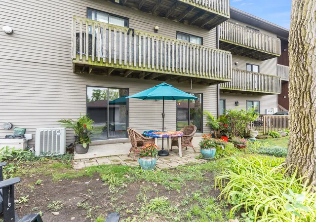 2nd image of 2350 S St, Elgin, IL 60123