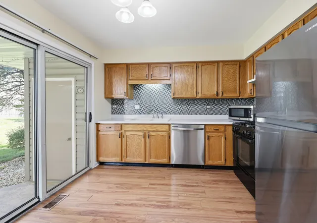 Photo 4 of Townhouse for sale at 383 Kerry Ct, Carol Stream, IL 60188 | MLS# 12736526 | Listing updated on 2026-08-28