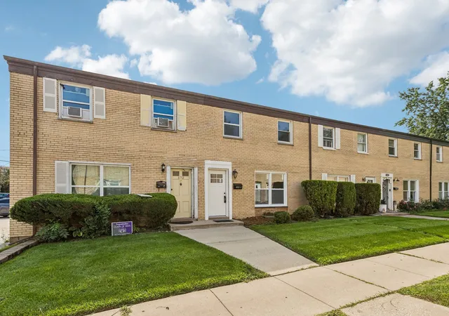 Photo 2 of Townhouse for sale at 852 Colonial Dr #E, Wheeling, IL 60090 | MLS# 12736542 | Listing updated on 2026-08-27