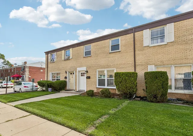 Photo 3 of Townhouse for sale at 852 Colonial Dr #E, Wheeling, IL 60090 | MLS# 12736542 | Listing updated on 2026-08-27