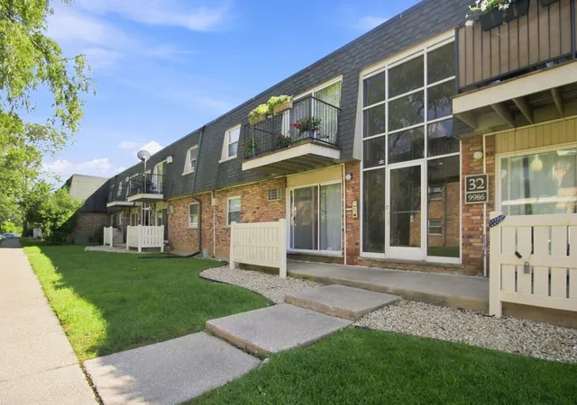 Listing Photo 1 - Condo for sale in building located at 9986 S 84Th Ter, Palos Hills, IL 60465 - Unit #103
