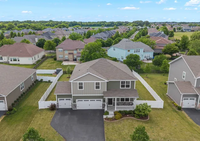 2nd image of 759 Kentshire Cir, Elgin, IL 60124 | MLS# 12736661