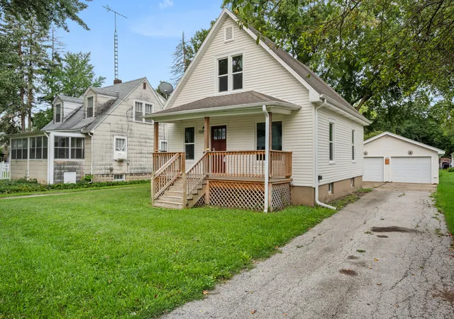 Photo 2 of Single family home for sale at 725 N 11th Street, De Kalb, IL 60115 | MLS# 12736677 | Listing updated on 2026-08-25