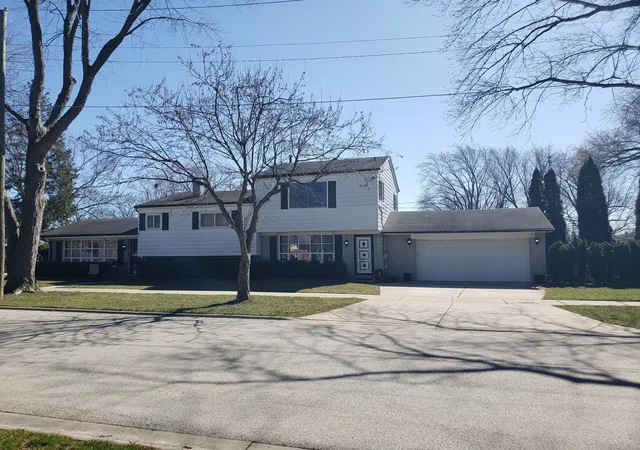 Photo 1 of Single family home for sale at 400 S Mount Prospect Rd, Mount Prospect, IL 60056 | MLS# 12736754 | Listing updated on 2026-08-26