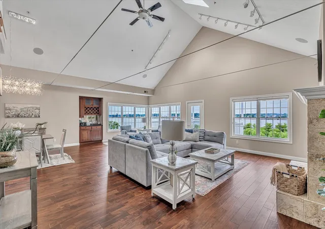 4th image of 4412 River Dr, Moline, IL 61265