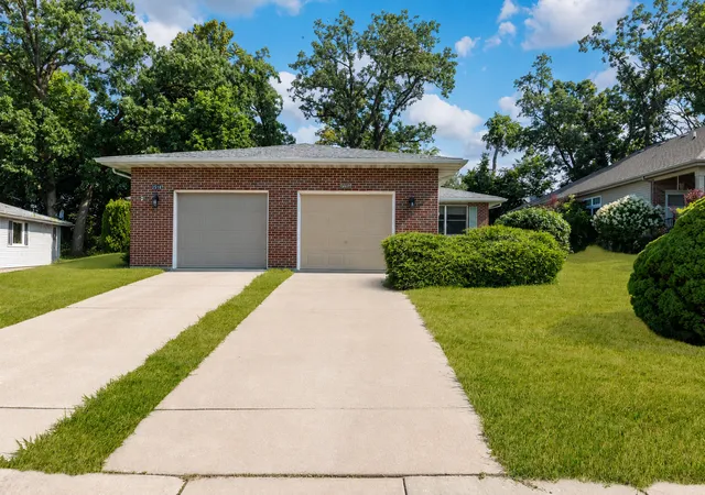 Photo 2 of Townhouse for sale at 2516 Red Oak Trl, Crest Hill, IL 60403 | MLS# 12736775 | Listing updated on 2026-09-09