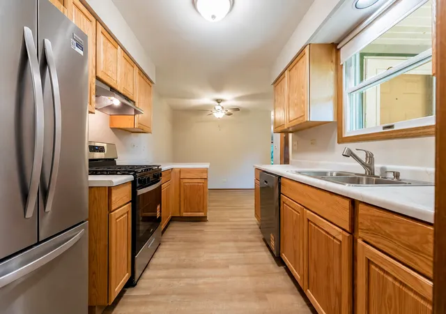 Photo 3 of Townhouse for sale at 2516 Red Oak Trl, Crest Hill, IL 60403 | MLS# 12736775 | Listing updated on 2026-09-09