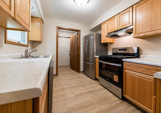 Photo 3 of Townhouse for sale at 2516 Red Oak Trl, Crest Hill, IL 60403 | MLS# 12736775 | Listing updated on 2026-09-09