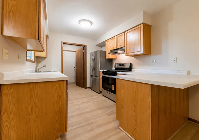Photo 4 of Townhouse for sale at 2516 Red Oak Trl, Crest Hill, IL 60403 | MLS# 12736775 | Listing updated on 2026-09-09