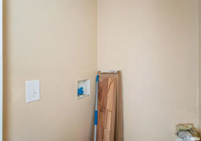 Listing Photo 2 - Condo for sale in building located at 1365 1/2 13th Ave, East Moline, IL 61244