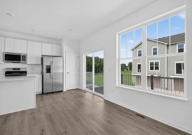 Photo 3 of Townhouse for sale at 521 Red Oak Cir, Volo, IL 60020 | MLS# 12736861 | Listing updated on 2026-08-25