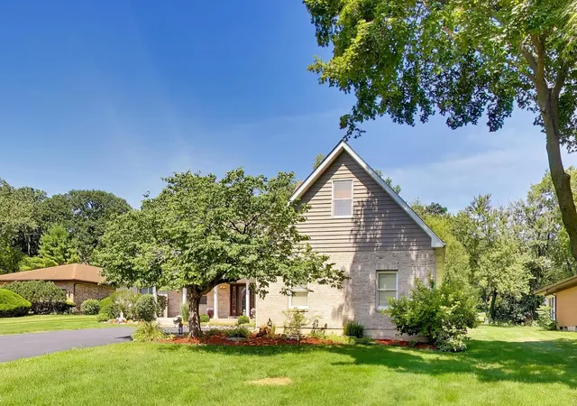 3rd image of 1004 N Harrison St, Algonquin, IL 60102 | MLS# 12736916