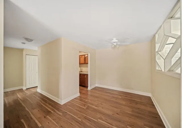 4th image of 1065 Valley Ln #208, Hoffman Estates, IL 60169 | MLS# 12736941