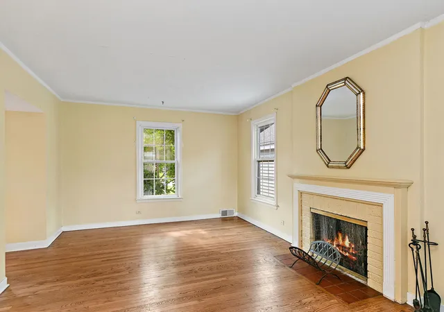 Photo 4 of Single family home for sale at 369 N Walnut St, Elmhurst, IL 60126 | MLS# 12736955 | Listing updated on 2026-08-27