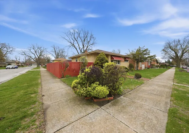 3rd image of 15201 Sunset Dr, Dolton, IL 60419 | MLS# 12737006