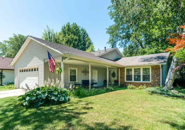 Photo 1 of Single family home for sale at 6 S Deerpath Dr, Vernon Hills, IL 60061 | MLS# 12737015 | Listing updated on 2026-08-25