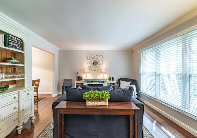 Photo 5 of Single family home for sale at 6 S Deerpath Dr, Vernon Hills, IL 60061 | MLS# 12737015 | Listing updated on 2026-08-25