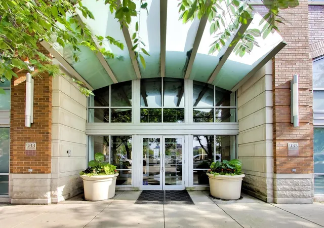 2nd image of 933 W Van Buren St, Chicago, IL 60607