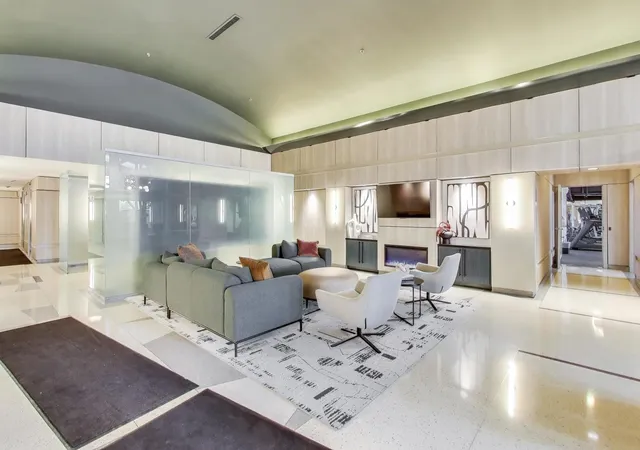 3rd image of 933 W Van Buren St, Chicago, IL 60607