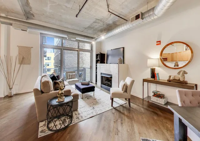 5th image of 933 W Van Buren St, Chicago, IL 60607
