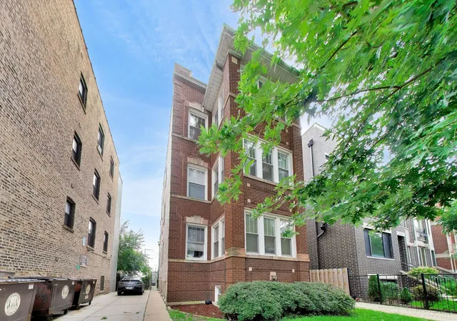 Listing Photo 2 - Condo for sale in building located at 2215 W Foster Ave, Chicago, IL 60625 - Unit #3