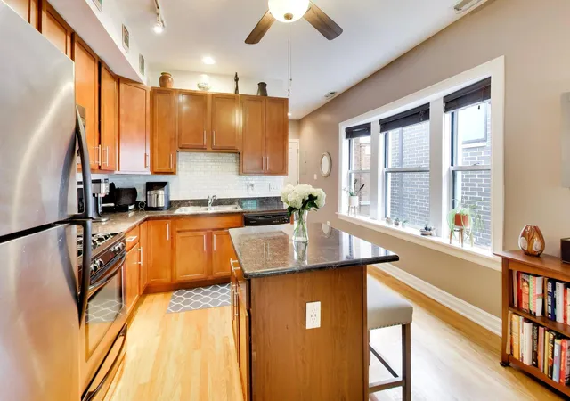 Listing Photo 3 - Condo for sale in building located at 2215 W Foster Ave, Chicago, IL 60625 - Unit #3