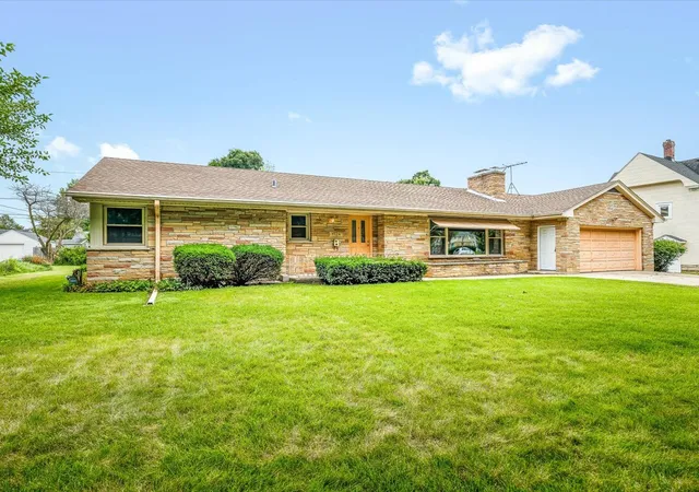 3rd image of 1324 S 3Rd St, St. Charles, IL 60174 | MLS# 12737260