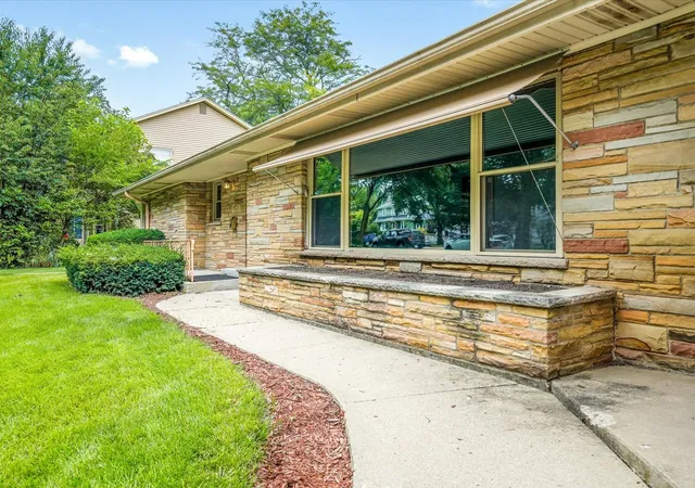 4th image of 1324 S 3Rd St, St. Charles, IL 60174 | MLS# 12737260