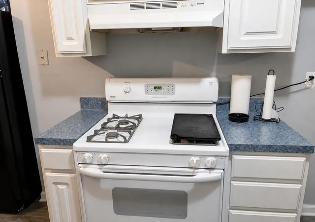 image of 2000 Tall Oaks Dr, Aurora, IL 60505