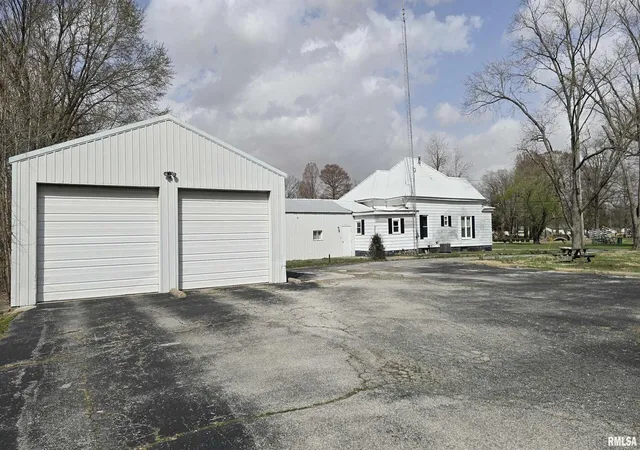 Photo 3 of Single family home for sale at 205 Shaw St, Harrisburg, IL 62946 | MLS# 12737421 | Listing updated on 2026-09-25